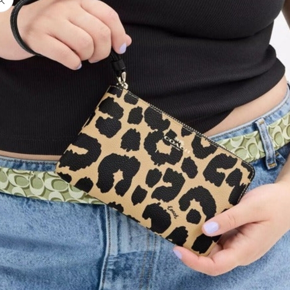 Coach Corner NWTs Zip Wristlet Wallet With Leopard Print - Picture 3 of 8